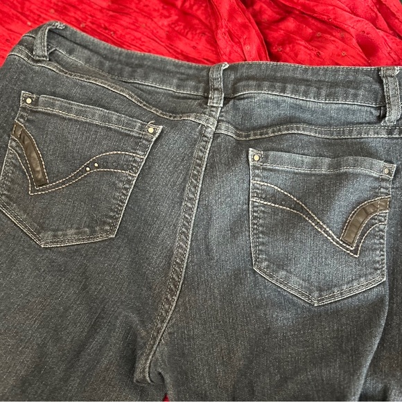 D. Jeans - Picture 2 of 5